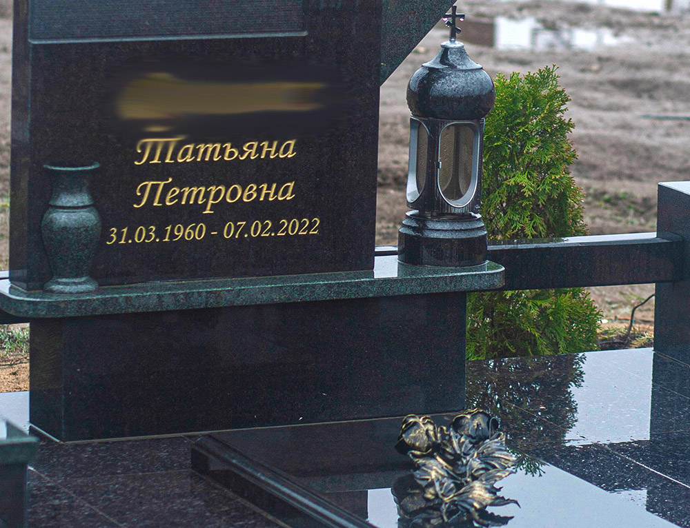 Лампады на кладбище и вазы для могил