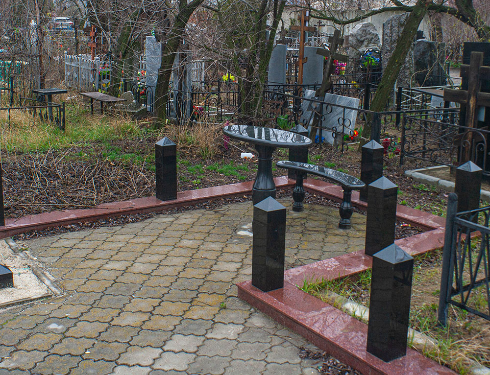 Оградки, столоики и скамейки из камня, металла и дерева